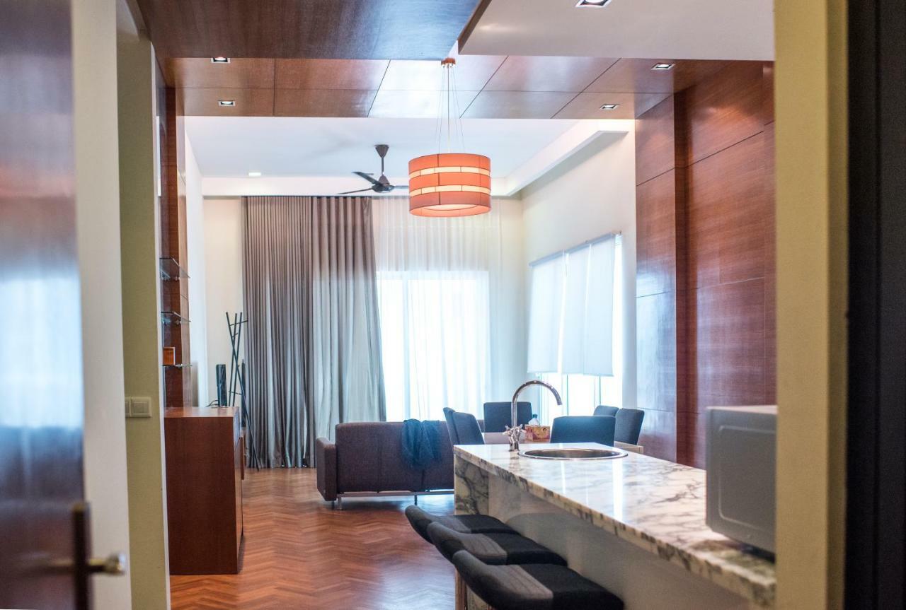 The Suites At Waterside Straits Quay By Plush Bagan Jermal Kültér fotó